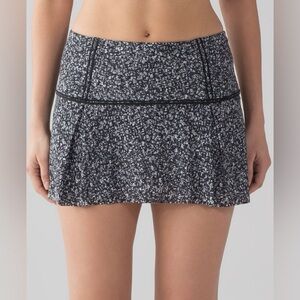 Lululemon Athletica Black Daisy Dust Alpine White Lost in Pace Skirt, Sz 4 Tall